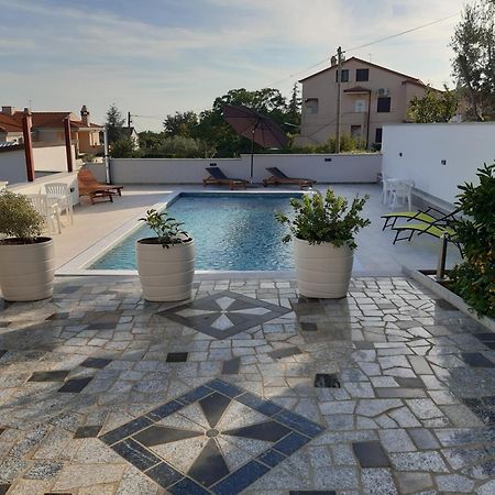 Apartments Ivana With The Pool 로비니스코 셀로 외부 사진