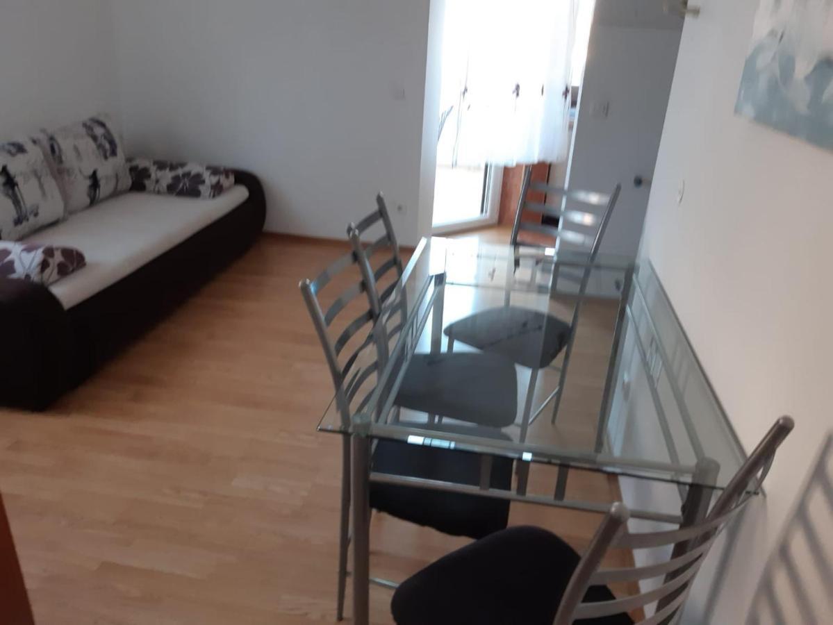 Apartments Ivana With The Pool 로비니스코 셀로 외부 사진