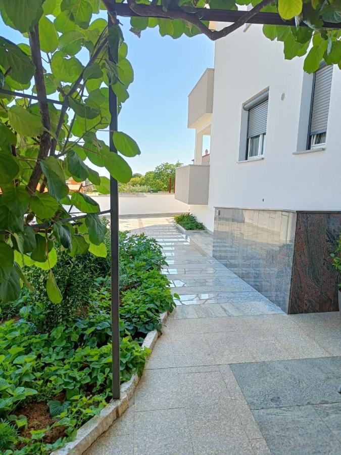 Apartments Ivana With The Pool 로비니스코 셀로 외부 사진