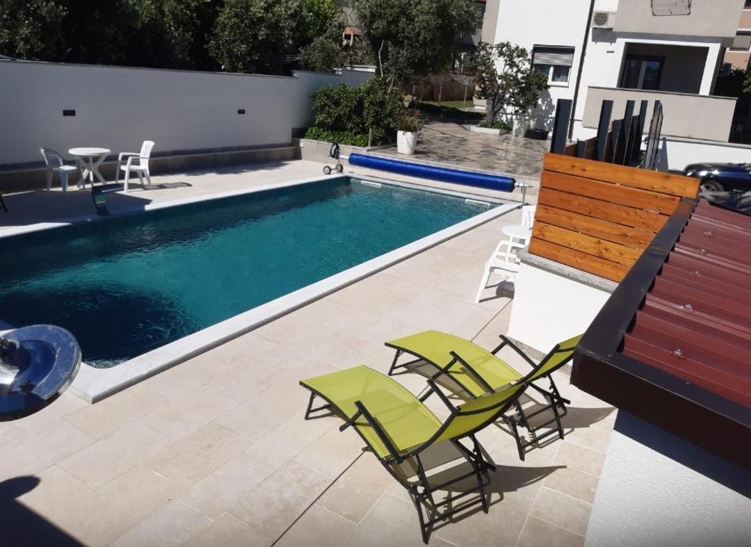 Apartments Ivana With The Pool 로비니스코 셀로 외부 사진
