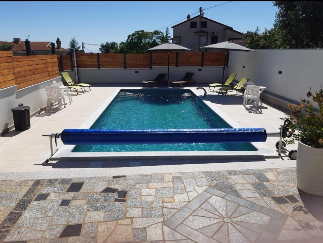 Apartments Ivana With The Pool 로비니스코 셀로 외부 사진