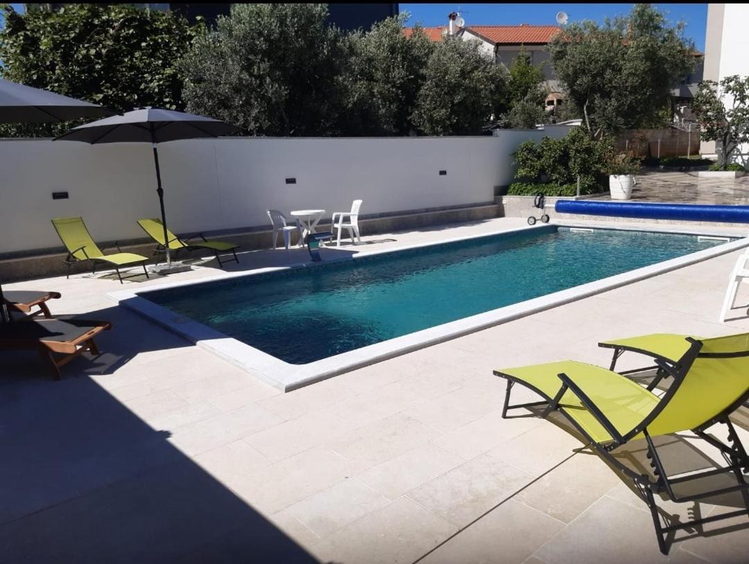 Apartments Ivana With The Pool 로비니스코 셀로 외부 사진