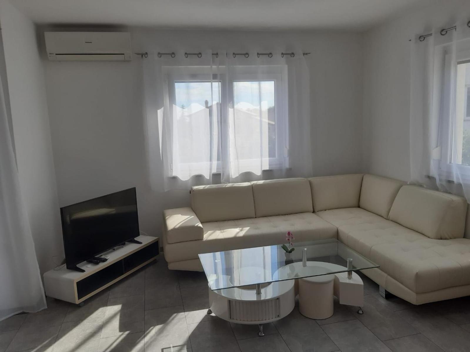 Apartments Ivana With The Pool 로비니스코 셀로 외부 사진